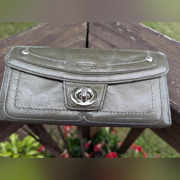 Coach Archive Gray Patent Leather 65th Anniversary Turnlock Legacy Wallet VGUC - Picture 13 of 13